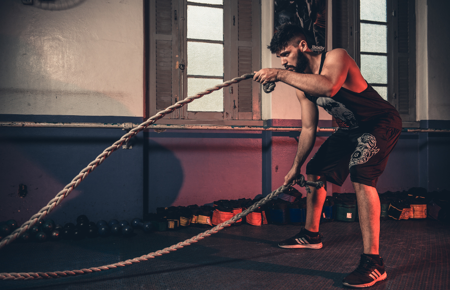 Man training with battle ropes. | Pharmaqo site