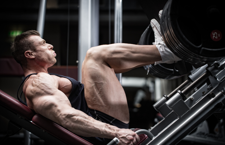 Man performing leg press at gym | Pharmaqo Site